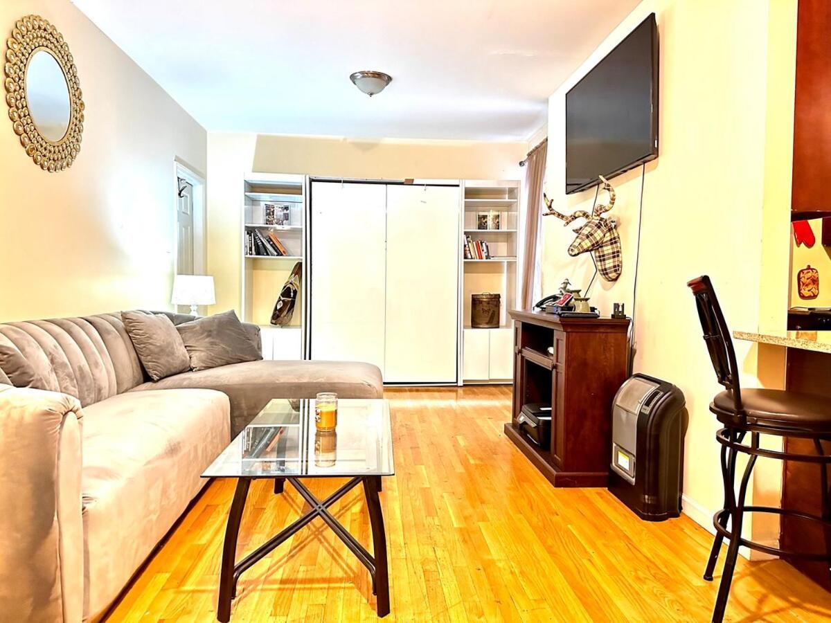 Monthly In Manhattan Apartment *