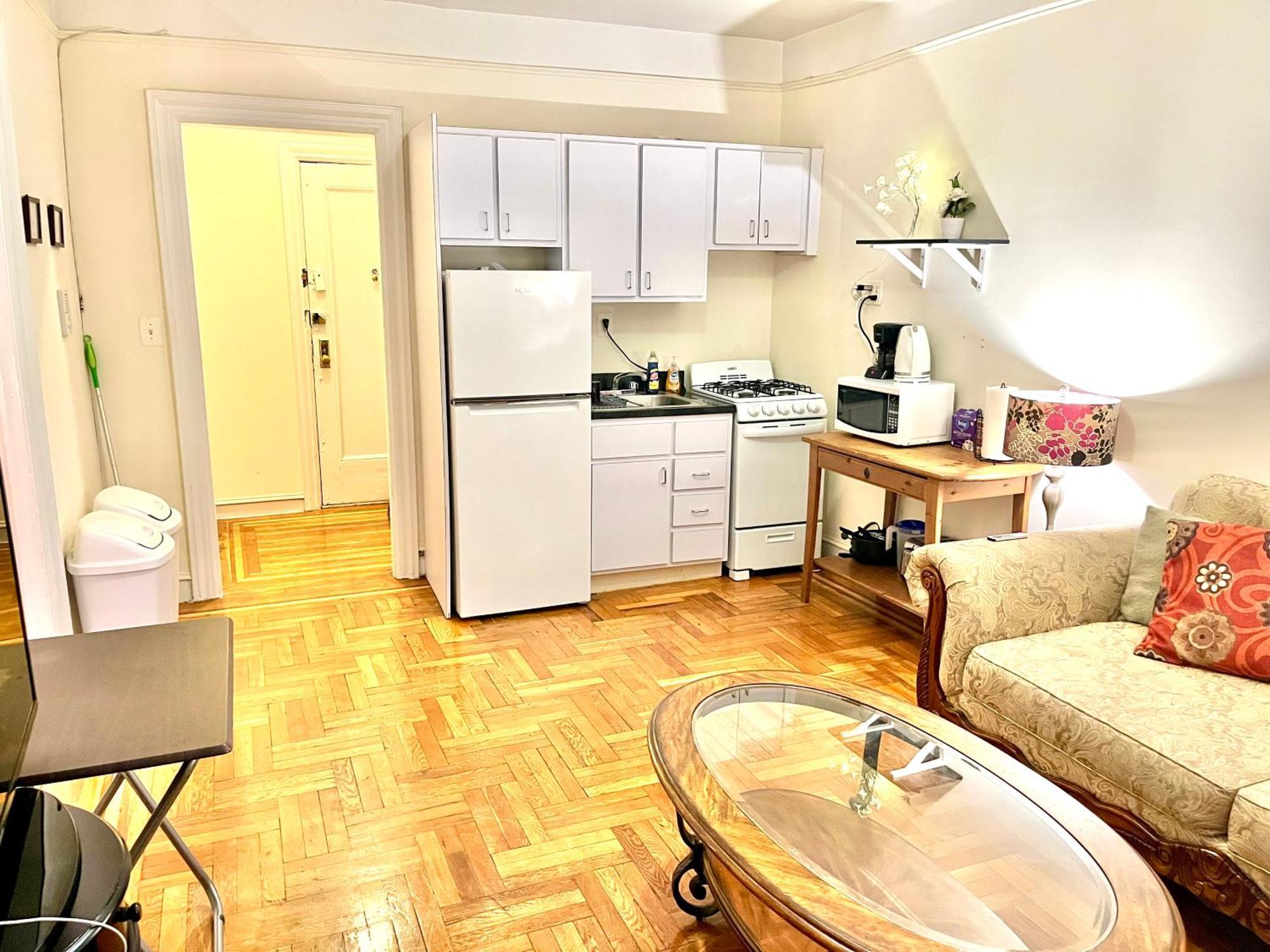 Monthly In Manhattan Apartment *