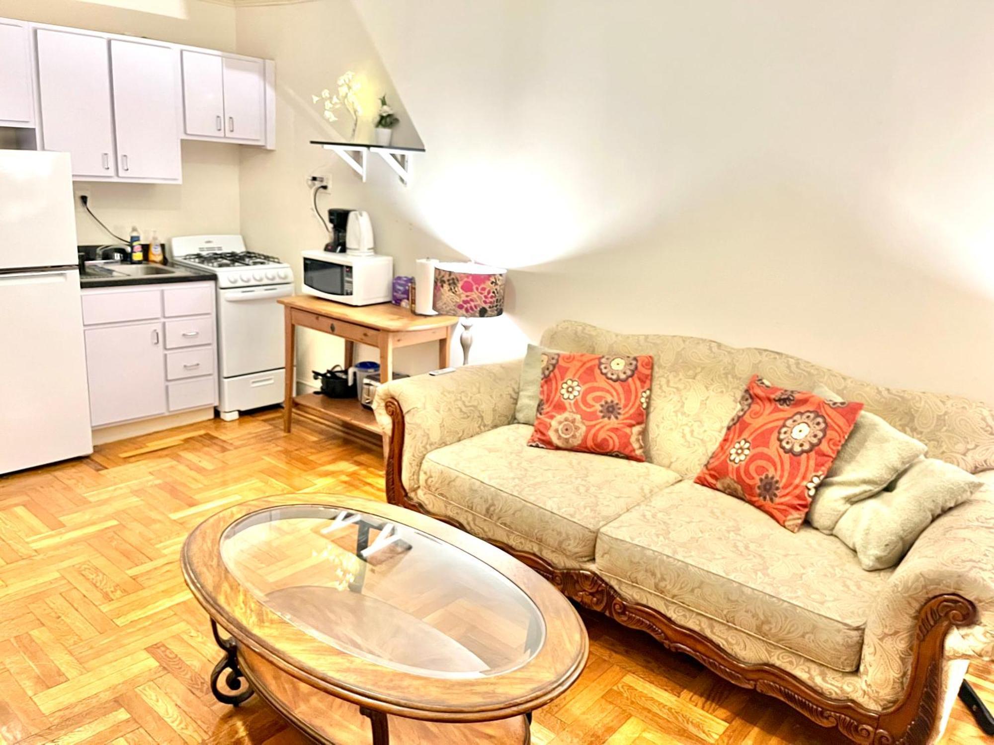 Monthly In Manhattan Apartment *